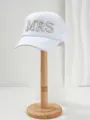 Dettaglio del cappellino da sposa bianco con scritta MRS in perle e velo applicato - M(56-58cm) / Stile Lettera MRS Bianco