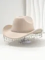 Detailopname van een beige vilten cowboyhoed met fonkelende kwastjes van strassteen - M (56-58cm) / Beige