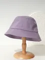 Detailansicht eines lila Anglerhuts mit kurzer Krempe auf einem Holzständer - M (56-58cm) / Lila