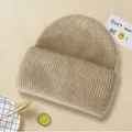 Bonnet en maille beige chaud avec un large revers épais pour le confort hivernal - M (56-58cm) / Beige