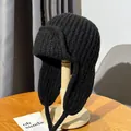 Colbacco in maglia a coste nera con paraorecchie e lacci per calore autunno inverno - Nero