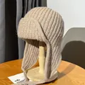 Cappello da aviatore in maglia beige con paraorecchie e lacci protettivi per l'inverno - Cachi