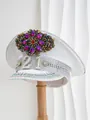 Detalle de gorra de capitán con lentejuelas blancas, número 21 de perlas y flor de strass - Diseño Retro Europeo Perla Número 21 Flor Gema / M (56-58cm) / Blanco