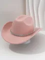 Primer plano de un sombrero de vaquero de fieltro rosa con banda decorativa de tachuelas. - M (56-58cm) / Rosa Loto