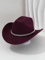 Primer plano detallado de sombrero fedora granate con banda de tachuelas plateadas - M (56-58cm) / Burdeos