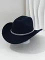 Vista detallada de un sombrero fedora azul marino con banda de remaches plata - M (56-58cm) / Azul marino