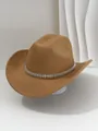 Vista detallada de un sombrero fedora marrón con banda plateada de remaches y pedrería. - M (56-58cm) / Caqui