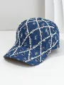 Detalle de gorra de béisbol de mezclilla desgastada con patrón de rejilla de pedrería plateada. - M (56-58cm) / Azul