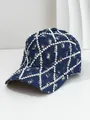 Detalle de gorra de béisbol de mezclilla desgastada con patrones de rejilla de strass - M (56-58cm) / Azul marino