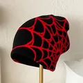 Stylische Strickmütze mit rotem Spinnennetzmuster perfekt für den Streetwear-Outdoor-Look - M (56-58cm) / Schwarz