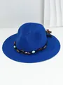Detailansicht eines blauen Strohhutes im Panama-Stil mit Bernstein- und Steinperlen - M (56-58cm) / Saphirblau