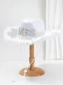 Primo piano del cappello da cowboy bianco da sposa con scritta "MRS" in perle e piume. - M（56-58cm） / Motivo MRS