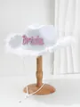 Vista dettagliata di un cappello da cowboy da sposa bianco con scritte in perle rosa - M（56-58cm） / Strass Rosa BRIDE