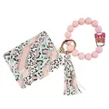 Detailansicht von Leoparden-PU-Kartenhalter mit rosa Perlenarmband und Quasten-Schlüsselanhänger - Schleifenstil