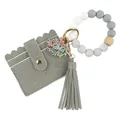Detailansicht grauer PU-Leder-Kartenhalter Schlüsselanhänger mit Silikonperlen-Armband und Mama - Grau