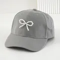 Elegante berretto da baseball grigio da donna decorato con un delicato fiocco di perle bianche. - Grigio