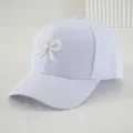 Elegante berretto da baseball azzurro da donna con delicato fiocco di perle per viaggi - Taglia M / Bianco (WH1) / Bianco