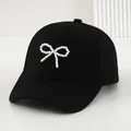 Elegante berretto da baseball nero da donna con fiocco di perle bianche sul davanti - Nero