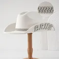 Elegante cappello da cowboy bianco da sposa con scritte BRIDE in perle e fascia di strass - M（56-58cm） / Stile Gemma a Z