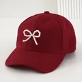 Elegante berretto da baseball bordeaux con fiocco di perle bianche per donna - Taglia M / Rosso (WH1) / Rosso