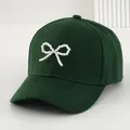 Cappellino da baseball regolabile verde scuro con elegante decorazione fiocco di perle. - Verde