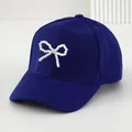Berretto da baseball blu scuro da donna con un elegante fiocco di perle bianche - Blu