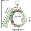 Grünes Silikonperlen-Schlüsselanhänger-Armband mit Lederquaste und Bibelanhänger - Perlenketten-Stil / Smaragdgrün