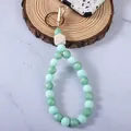 Cinturino portachiavi in perline di silicone verde menta con perla in legno e anello d'oro - Verde