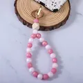 Cinturino per telefono in perline di silicone rosa e bianco con perla in legno e oro - Rosso rosa