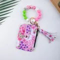 Stilvoller Leder-Kartenhalter mit Blumenmuster und buntem Silikonperlen-Armband sowie Quaste - Hellrosa