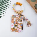 Florales Leder-Kartenetui mit Gänseblümchen-Print, bunter Perlen-Handschlaufe und Quaste - Koralle