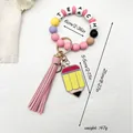 Llavero de pulsera de silicona con pompón rosa y cuentas de letras TEACH encantador - Rosa