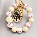 Vista detallada del llavero con cuentas de madera de béisbol y etiqueta MAMA Bear - Estilo de Béisbol Blanco