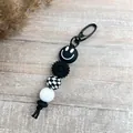 Llavero de cuentas de silicona en blanco y negro con cara sonriente y motivo de damero - Estilo Colgante (K-1567) / Negro