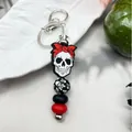 Halloween Skelett Silikon Perlen Schlüsselanhänger mit rotem Bandana Anhänger Deko - Skelett Perlen Schlüsselanhänger (K-1401) / Rot Schwarz und Weiß Gemischt