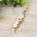 Llavero de cuentas de silicona a cuadros amarillos con carita sonriente y margarita - Estilo Colgante (K-1567) / Café Claro