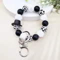 Detailweergave van de Western-stijl siliconen kralenarmband met koeprint en cowboyhoed kralen. - Nieuwe Western Stijl (K-880) / Zwart