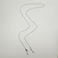 Vue détaillée d'une chaîne de lunettes argentée avec de petites perles blanches au fond. - Style Perle Espacée (S-104) / Argent