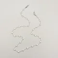 Vue détaillée d'une chaîne de lunettes en argent faite main avec disques en métal martelé - Style Disque Martelé (S-029) / Argent