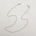 Gros plan d'un cordon à perles argentées pour lunettes et masques avec fermoirs mousquetons. - Style Perle Uniforme (S-102) / Argent