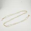 Detailansicht einer eleganten vergoldeten Brillenkette mit weißen Perlenverzierungen - Dünne Kette Perlenstil (S-084)