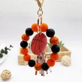 Llavero de baloncesto con cuentas de silicona, borla y dije redondo en naranja y negro. - Estilo Baloncesto (K-1773) / Estilo Baloncesto