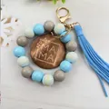 Primer plano del llavero MAMA de cuentas de madera - Azul cielo