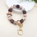 Western stijl siliconen kralen sleutelhanger armband met cowboyhoed hanger en koeienprint kralen - Nieuwe Western Stijl (K-880) / Karamel