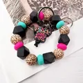 Llavero de pulsera de cuentas de silicona con estampado de leopardo y amuleto de enfermera - Marrón (K-1053)