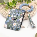 Floral PU-Leder Kartenhalter mit hellblauem Silikonperlen-Armband und Quasten-Schlüsselanhänger. - Blumiger Stil (K-1156) / Dunkelblau