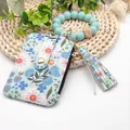 Florale PU-Leder Kartenetui Brieftasche mit mintgrünem Silikonperlen Armband Schlüsselanhänger - Blumiger Stil (K-1156) / Seeblau