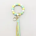 Detailansicht des pastellfarbenen Silikonperlen-Armband-Schlüsselanhängers mit Herz. - Gelbes Herz