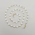 Elegante flache weiße Perlenkette für Brillen und Masken mit goldfarbenen Gliedern - Perlen-Dekorationsstil / Ca. 70cm / Gold-Weiß (492)
