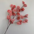 Gedetailleerd overzicht van een kunstmatige eucalyptustak met rode appelbladeren - 35 Bladeren / Bordeauxrood